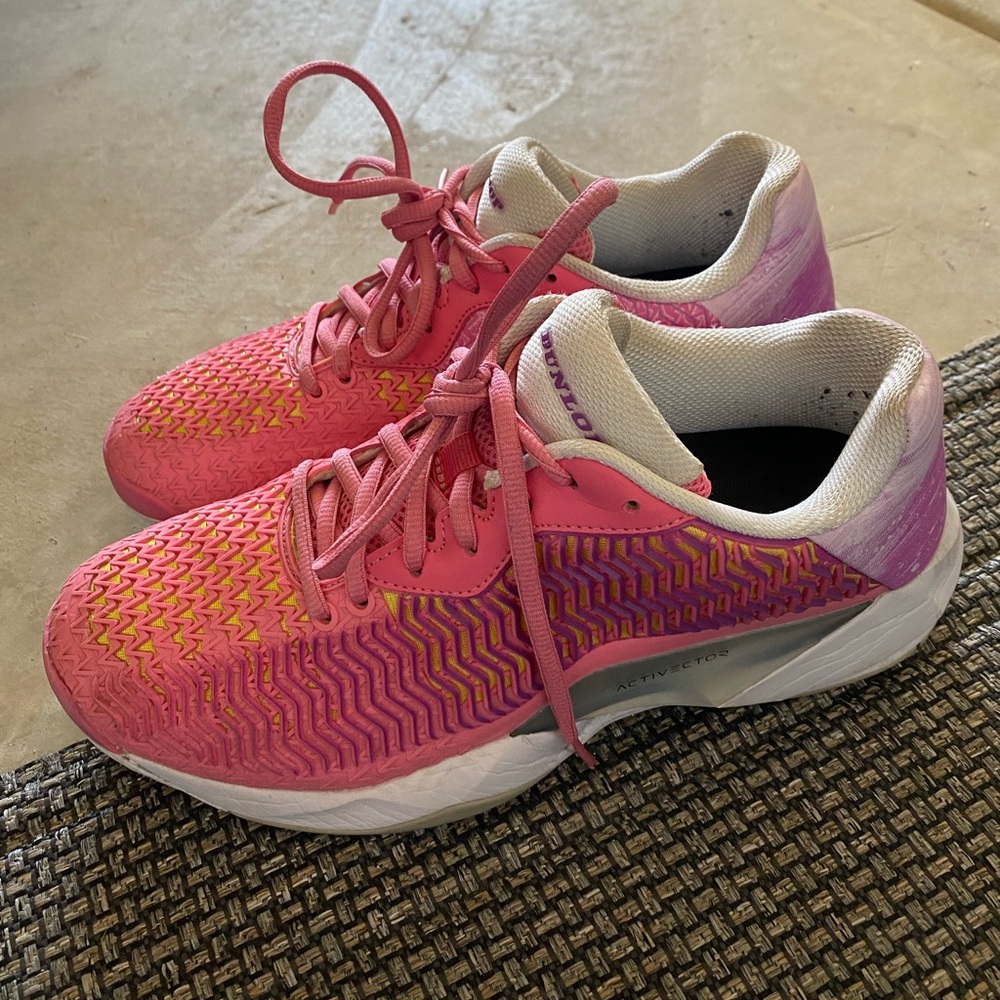 Dunlop tennis shoes - women’s 9